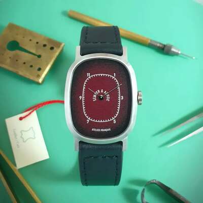 🔎⌚Today on the workbench, a new customized Inopinée, enhanced by an exclusive 'smoked' or 'fumé' dial. A first for the @semperadhuc workshop, crafted at the request of a passionate collector. This dial reveals a captivating gradient: deep burgundy red at the center fading into a rich black at the edges. The whole piece is elevated by silver-toned pad-printed markers and matching hands.
I am very pleased to have taken on this horological challenge, and the trust placed in me has once again allowed me to explore new techniques and open up new horizons for future creations. Thank you for that!
At Semper & Adhuc, every watch tells a story. Yours can also come to life through our customization services. Contact us to create a unique piece that reflects who you are

-

🔎⌚Aujourd’hui à l’établi, une nouvelle Inopinée personnalisée, sublimée par un cadran "fumé" inédit. Une première pour l’atelier @semperadhuc , confectionnée à la demande d'un collectionneur passionné. Ce cadran dévoile un dégradé captivant : du rouge bordeaux intense en son centre qui s’épanouit vers un noir profond en périphérie. Le tout est rehaussé par un marquage argenté en tampographie et des aiguilles assorties. Je suis très heureux d'avoir relevé ce défi horloger, et la confiance qui m'a été accordée m’a une fois de plus permis d’explorer de nouvelles techniques et d’ouvrir de nouveaux horizons pour de futures créations. Merci pour tout cela ! Chez Semper & Adhuc, chaque montre raconte une histoire. La vôtre peut aussi prendre vie à travers nos services de personnalisation. Contactez-nous pour créer une pièce unique qui vous ressemble