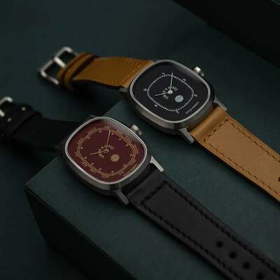 🔎⌚On the workbench today: two Inopinées, crafted especially for a couple from the United States, whom I had the pleasure of meeting here in France, at the workshop, during their honeymoon. ✨❤️🇺🇲🇲🇫
I’m truly honored to have been entrusted with this mission: to give shape to their shared commitment through this symbolic pair of watches.

Marked with the emblem of our three fates, these two Inopinées now stand as witnesses to a beautiful love story, a journey, and a meaningful encounter.

Thank you both for your trust, and for the emotion you bring into my work. It’s what gives true flavor to my craft. ❤️
-
🔎⌚Aujourd’hui à l’établi : deux Inopinées, confectionnées spécialement pour un couple venu des États-Unis, rencontrés à l’atelier, ici en France, pendant leur lune de miel. ✨❤️🇺🇲🇲🇫
Je suis profondément honoré d’avoir été choisi pour cette mission : donner forme à leur engagement commun à travers cette paire de montres.

Marquées du sceau aux trois Parques, ces deux Inopinées deviennent les témoins d’une belle histoire d’amour, d’un voyage, d’une rencontre.

Merci à vous deux pour votre confiance, et pour les émotions que vous insufflez à mon artisanat. Ce sont elles qui lui donnent toute sa saveur. ❤️