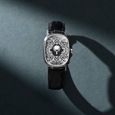 🔎⌚A new Inopinée leaves the atelier, bound for another continent.
-A collector from Saudi Arabia wished to see on his dial a palm tree — emblem of his country — alongside arabesque motifs inspired by traditional engravings.
-The chosen technique: pad printing. Each layer of silver ink on a black background adds a little more relief, a little more depth. Depending on the light, the watch reveals a different face.
-Every line and every motif was born from the exchange between the collector and the watchmaker. Once the design was finalised and approved, a laser-engraved stainless steel plate serves as the matrix for each pass of ink.
-This is what the @semperadhuc atelier's bespoke service offers — an idea, a culture, a story. Colin exchanges with you, sketches, proposes, then crafts.
-A heartfelt thank you to @almuqeem91 for his trust and enthusiasm, without which this very special watch would never have existed.

🔎⌚Une nouvelle Inopinée quitte l'atelier en direction d'un autre continent.
-Un collectionneur d'Arabie Saoudite souhaitait voir apparaître sur son cadran un palmier — emblème de son pays — ainsi que des motifs d'arabesques inspirés des gravures traditionnelles.
-Le procédé choisi : la tampographie. Chaque couche d'encre argentée sur fond noir ajoute un peu de relief, un peu de profondeur. Selon la lumière, la montre dévoile un visage différent.
-Chaque ligne et chaque motif sont nés de l'échange entre le collectionneur et l'horloger. Une fois le dessin finalisé et validé, un cliché en acier inoxydable gravé au laser sert de matrice à chaque passage d'encre.
-C'est ce que propose le service sur-mesure de l'atelier @semperadhuc — une idée, une culture, une histoire. Colin échange avec vous, dessine, propose puis confectionne.
-Un grand merci à @almuqeem91 pour sa confiance et son enthousiasme, sans lesquels cette montre n'aurait pas existée.

📸Colin de Tonnac / Nikon Zf.

#semperadhuc #bespokewatches #independentwatchmaking #padprinting #madeinfrance
