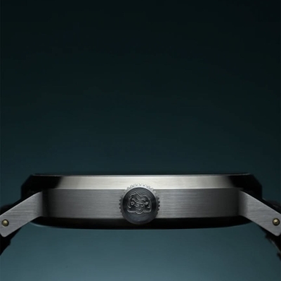 🔎 Three faces engraved in steel. Three sisters weaving the thread of time.
Before watchmakers, before watches, before even the notion of "mechanics", there were the Fates — Clotho, Lachesis, Atropos. By spinning, unraveling and cutting the thread of human destiny, from birth to death, they were the first to measure time, to be its guardians.
Three feminine profiles merged into a single symbol engraved on the crown — a reminder that measuring time is a gesture as old as humanity itself.
For 10 years, within our workshop, we have been restoring ancient movements to give them a second life. Like the Fates with their thread, we are simply continuing a work that began long before us.
Semper & Adhuc — since always, until now.
—
🔎 Trois visages gravés dans l'acier. Trois sœurs tissant le fil du temps.
Avant les horlogers, avant les montres, avant même la notion de "mécanique", il y avait les Parques — Clotho, Lachésis, Atropos. En filant, déroulant et tranchant le fil de la destinée humaine, de la naissance à la mort, elles furent les premières à mesurer le temps, à en être les gardiennes.
Trois profils féminins fondus en un seul symbole gravé sur la couronne — un rappel que mesurer le temps est un geste aussi vieux que l'humanité elle-même.
Depuis 10 ans, au sein de notre atelier, nous restaurons des mécanismes anciens pour leur offrir une seconde vie. Comme les Parques avec leur fil, nous ne faisons que poursuivre un travail qui a commencé bien avant nous.
Semper & Adhuc — depuis toujours et jusqu'ici.
—
✏️ Logo design by  @charley_dupnt at @glas.dsgn
📷 Colin de Tonnac @nikonfr

#watchmaking #semperadhuc #logodesign #watches #independentwatchmaking