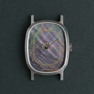 🔎⌚ New custom watch! Our oval model, the Inopinée, bound for the United Arab Emirates, is adorned for the occasion with a black mother-of-pearl dial featuring pad-printed hour and minute markers in Arabic. The script's curves and details fascinate me. Working with black mother-of-pearl was captivating; every shift in light reveals a new face, a new wave, a new play of colors. My artisan hands and eyes were delighted to work with this hypnotic material. It brings me joy to imagine that its future owner will soon enjoy this miniature spectacle. What a wonderful idea he had to envision this customization! He deserves to be thanked for it! 🇨🇵.🇦🇪

🔎⌚ Nouvelle montre personnalisée ! Notre modèle ovale, l'Inopinée, en partance pour les Émirats Arabes Unis, se pare pour l'occasion d'un cadran en nacre noire avec un marquage tampographié des heures et des minutes en arabe. Une écriture dont les courbes et les détails me captivent. La nacre noire a été fascinante à travailler ; chaque changement de lumière révèle un nouveau visage, une nouvelle vague, un nouveau jeu de couleurs. Mes mains et mes yeux d'artisan ont été comblés de pouvoir jouer avec ce matériau hypnotique. C'est une joie pour moi d'imaginer que son futur propriétaire profitera de ce même spectacle miniature. Quelle belle idée il a eue d'imaginer cette personnalisation ! Qu'il en soit remercié ! 🇨🇵.🇦🇪

🔎⌚ ساعة مخصصة جديدة! موديلنا البيضاوي “Inopinée” متجه إلى دولة الإمارات العربية المتحدة، ومصمم خصيصًا لهذه المناسبة بميناء من عرق اللؤلؤ الأسود، تتوزع عليه مؤشرات الساعات والدقائق مطبوعة بطريقة “باد برنت” وباللغة العربية.

انبهرت بتفاصيل الخط العربي وانحناءاته، فعلاً فيه سحر خاص. العمل على عرق اللؤلؤ الأسود كان تجربة آسرة، لأن كل انعكاس للضوء يكشف وجه جديد، موجة جديدة، ولعبة ألوان مختلفة.

كحِرفي متخصص، عيوني ويدي استمتعت بكل لحظة من العمل على هذه المادة الساحرة. ويفرحني أتخيل كيف أن صاحب الساعة سيستمتع بهذا العرض المصغّر والانعكاسات قريبًا. 

فكرة التخصيص والدمج الفريد بين اللون والخط والميناء كان ملهم فعلاً، ويستحق كل الشكر عليها. 🇨🇵.🇦🇪