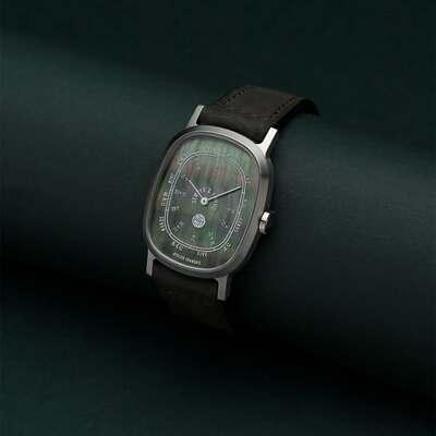 🔎⌚A new bespoke Inopinée leaves the atelier, bound for Singapore. The dial was sawn from a sheet of black mother-of-pearl. An exceptional material — alive, unpredictable, capturing light and, through its interplay of textures, returning it differently at every instant. The face of the watch is constantly changing. Working with mother-of-pearl — cutting it, filing it, polishing it and fitting it to the case — demands a precision and a delicacy that the material, born from living matter, imposes itself. On this surface, white pad printing. The hours spelled out in full letters, alternating between English and Japanese, frame the minute track which itself surrounds indexes placed at five-minute intervals, also in Japanese. A simple, bilingual dial, where two scripts coexist naturally. For the caseback engraving, the collector gave me complete freedom. I chose a pearl in its shell, echoing the mother-of-pearl dial, drawn with a kawai touch. A nod to Japan, a playful wink. The Happy Oyster !

Thank you @sghedge for your trust and the freedom you gave me in crafting this unique piece.
An idea, a material, a desire? The @semperadhuc atelier's DMs are open.

⬇️FR-🇨🇵 ⬇️ in the comments

📷 Colin de Tonnac - Nikon Zf  - @nikonfr

#semperadhuc #bespokewatch #independentwatchmaking #madeinfrance #motherofpearl

🔎⌚️ Nouvelle Inopinée personnalisée. Le cadran a été scié dans un débit de nacre noire. Un matériau d'exception — vivant, imprévisible, qui capte la lumière et, au travers de ses jeux de matières, la restitue différemment à chaque instant. Travailler la nacre — la découper, la limer, la polir et l'ajuster au boîtier — exige une précision et une délicatesse que ce matériau issu du vivant impose lui-même. Côté tampographie : les heures en toutes lettres, en anglais et en japonais viennent entourer le chemin de fer qui entoure lui-même des index disposés par intervalles de cinq minutes. Un cadran bilingue, sobre, où deux écritures cohabitent naturellement. Pour la gravure du dos, j'ai choisi une perle dans son coquillage, en rappel à la nacre du cadran, dessinée avec une touche kawai. Un clin d'œil au Japon. La Happy Oyster !