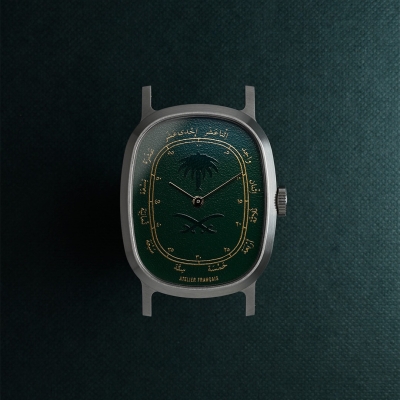 🔎⌚If you recognise a likeness with a watch published here a few weeks ago — you are right. 
Two brothers, two Inopinées, one atelier.
On the dial, the emblem of Saudi Arabia in its entirety: the palm tree and the two crossed scimitars, pad-printed in deep green on a matte dark green background. 
A hidden signature, revealed by the light, for those who know how to look.
The hours ? Spelled out in full — a recognisable signature of the Semper & Adhuc  atelier, expressed this time in the language of its wearer, in Arabic, gold markings.
Thank you @abdulhadi_almuqeem  for your trust, your contagious enthusiasm, and the privilege of translating a little of your story into watchmaking.

🔎⌚Si vous reconnaissez une parenté avec une montre publiée ici il y a quelques semaines — vous avez raison. 
Deux frères, deux Inopinées, un même atelier. 
Sur le cadran, l'emblème de l'Arabie Saoudite dans son intégralité : le palmier et les deux cimeterres croisés, tampographiés en vert profond sur un fond vert foncé mat. 
Une signature cachée, révélée par la lumière, pour celui qui sait regarder. 
Les heures ? en toutes lettres — une signature reconnaissable de l'atelier Semper & Adhuc, exprimée cette fois dans la langue du porteur en arabe, marquage or. 
Merci @abdulhadi_almuqeem pour votre confiance, votre enthousiasme contagieux et le privilège de traduire un peu de votre histoire en horlogerie.

📸Colin de Tonnac / Nikon Zf.

#semperadhuc #bespokewatch #independentwatchmaking #madeinfrance #saudiarabia
