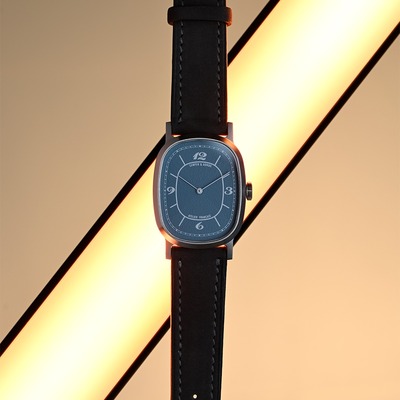 🔎⌚This Inopinée left the customization department of our French workshop after nine months of passionate exchanges with its American owner. Nine months of dialogue, sketches, trials, and patience to bring this unique timepiece to life.
It features a papillon dial (butterfly in French), a clever play of shades: two tones and textures of layette blue, meticulously crafted to reveal wings with shifting reflections and contrasting brilliance, depending on the play of light. The white sector marking, pad-printed onto the dial, reveals lines inspired by the 1940s, while the Breguet-style numerals add a touch of timeless elegance.
A subtle graphic daring, for the first time, the traditional “SEMPER & ADHUC” inscription, usually wrapped around the axis of the hands, breaks free to rise up and sit in perfect symmetry with the words “ATELIER FRANÇAIS” at the bottom of the dial.

🔎⌚Cette Inopinée a quitté le service personnalisation de notre atelier français, après neuf mois d’échanges passionnés avec son propriétaire américain. Neuf mois de dialogue, de croquis, d’essais et de patience, pour donner naissance à une montre unique.
Elle s’habille d’un cadran « papillon », savant jeu de nuances : deux tons et textures de bleu layette, travaillés pour révéler, selon les jeux de lumière, des ailes aux reflets et brillances contrastés. Le marquage « sector » tampographié en blanc révèle des lignes inspirées des années 40, tandis que la numérotation style Breguet apporte une touche d’élégance intemporelle.
Petite audace graphique, pour la première fois, le traditionnel « SEMPER & ADHUC », habituellement enroulé autour de l’axe des aiguilles, s’échappe pour prendre de la hauteur et vient se placer en parfaite symétrie de la mention « ATELIER FRANÇAIS » positionnée en bas du cadran.

📸Colin de Tonnac / Nikon Zf / #nikonfr 

#atelierfrancais #artisanat #frenchwatch #handwound #customwatch #bespokewatch #watchmaking #horology #watchcollector #wristcandy #independentwatchmaking #watchgeek #watchlover #timepiece #craftsmanship #timelessdesign #watchcommunity #watchaddict #watchfam #watchphotography