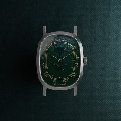🔎⌚If you recognise a likeness with a watch published here a few weeks ago — you are right. 
Two brothers, two Inopinées, one atelier.
On the dial, the emblem of Saudi Arabia in its entirety: the palm tree and the two crossed scimitars, pad-printed in deep green on a matte dark green background. 
A hidden signature, revealed by the light, for those who know how to look.
The hours ? Spelled out in full — a recognisable signature of the Semper & Adhuc  atelier, expressed this time in the language of its wearer, in Arabic, gold markings.
Thank you @abdulhadi_almuqeem  for your trust, your contagious enthusiasm, and the privilege of translating a little of your story into watchmaking.

🔎⌚Si vous reconnaissez une parenté avec une montre publiée ici il y a quelques semaines — vous avez raison. 
Deux frères, deux Inopinées, un même atelier. 
Sur le cadran, l'emblème de l'Arabie Saoudite dans son intégralité : le palmier et les deux cimeterres croisés, tampographiés en vert profond sur un fond vert foncé mat. 
Une signature cachée, révélée par la lumière, pour celui qui sait regarder. 
Les heures ? en toutes lettres — une signature reconnaissable de l'atelier Semper & Adhuc, exprimée cette fois dans la langue du porteur en arabe, marquage or. 
Merci @abdulhadi_almuqeem pour votre confiance, votre enthousiasme contagieux et le privilège de traduire un peu de votre histoire en horlogerie.

📸Colin de Tonnac / Nikon Zf.

#semperadhuc #bespokewatch #independentwatchmaking #madeinfrance #saudiarabia